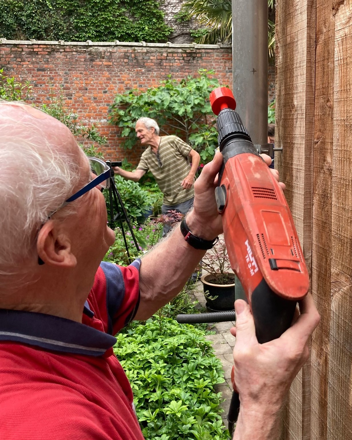 Klimplant vrijwilligers installeren regenwatertonnen in Antwerpen